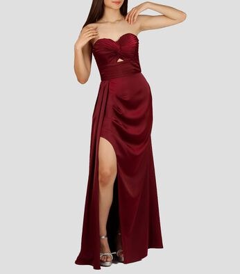 Vestido largo color vino con abertura